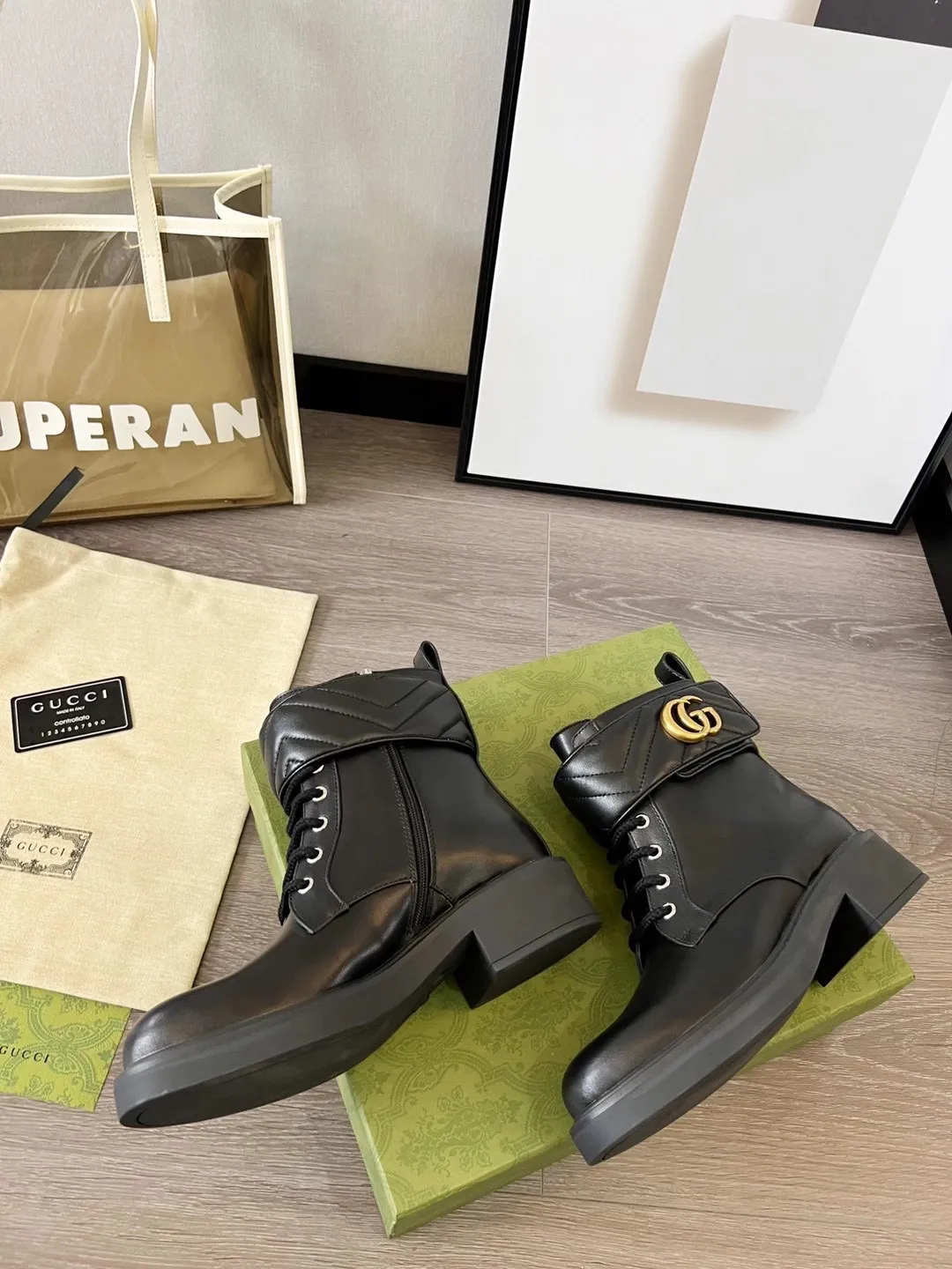 👟👟Ex-factory price 560👟👟 Autumn and winter GUCCI double G ankle boots original model opening✅ Full oil edges and metal chain details, a pull strap at the back for easy putting on and taking off, elastic design on both sides, full of high-end sense [strong] Fabric: cowhide🐂 Inner/foot pads: high-end cowhide🐂 Little Bee GUCCI TPU outsole Heel height 4cm Color: black Code number: 35-41 (41 needs to be customized) Packaging: Comes with card and cloth bag.